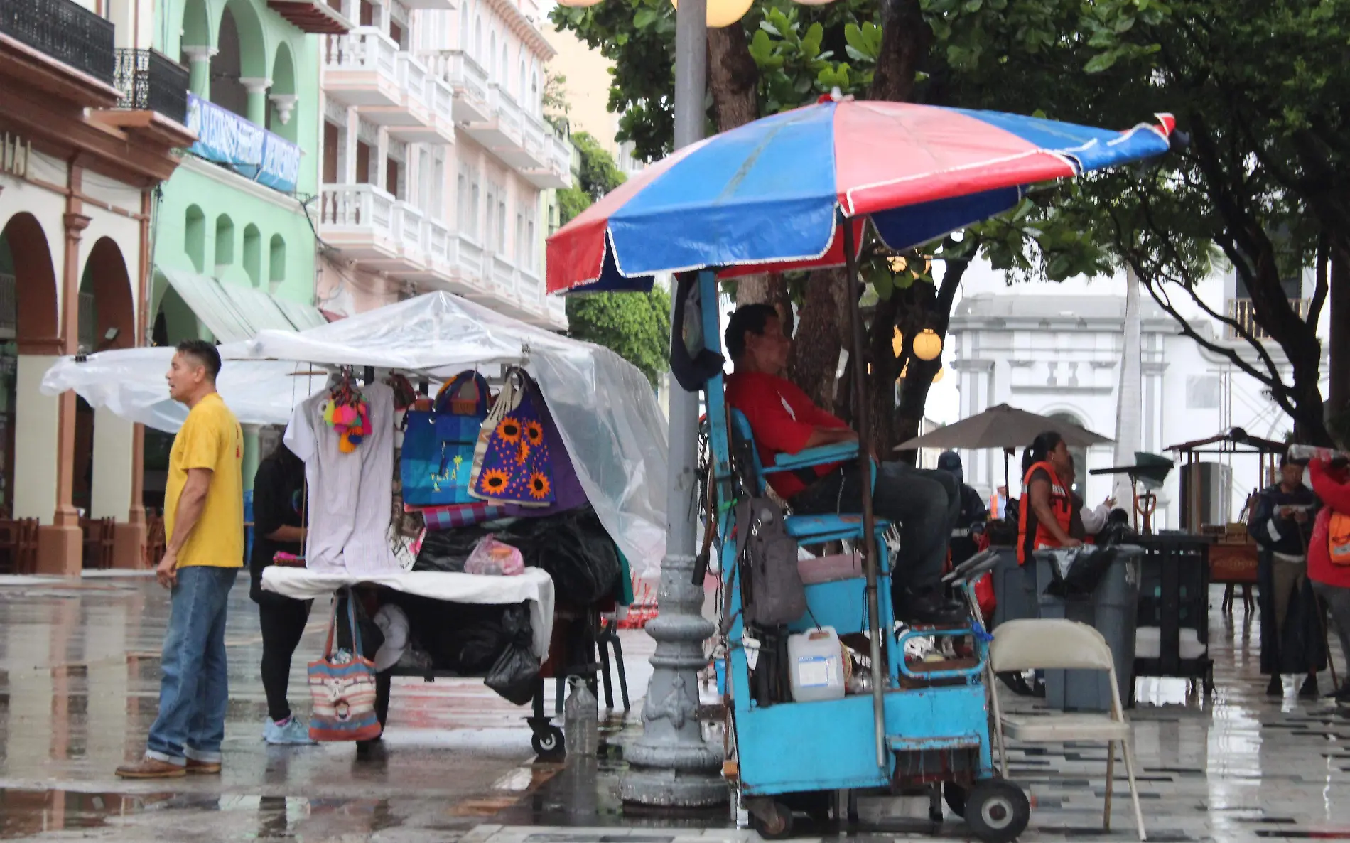 Con bolsas se tapan de la lluvia